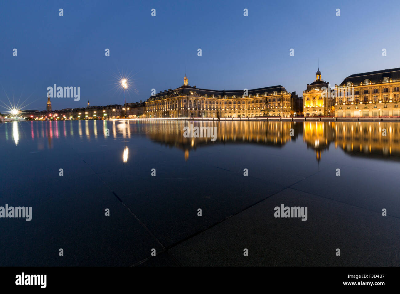 Miroir d'eau Place de la Bourse de l'eau reflétant au crépuscule miroir Bordeaux Gironde Aquitaine France Europe Banque D'Images