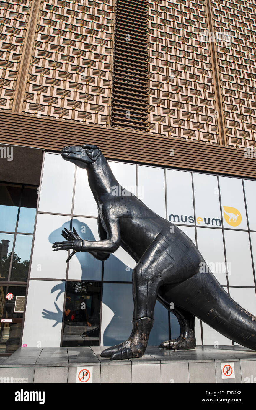 Dinosaure à l'entrée de l'Institut Royal des Sciences Naturelles de Belgique / Musée d'Histoire Naturelle, Bruxelles, Belgique Banque D'Images
