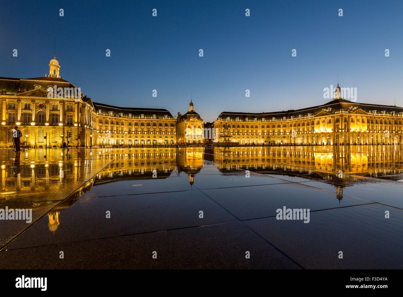 Miroir d'eau Place de la Bourse de l'eau reflétant au crépuscule miroir Bordeaux Gironde Aquitaine France Europe Banque D'Images