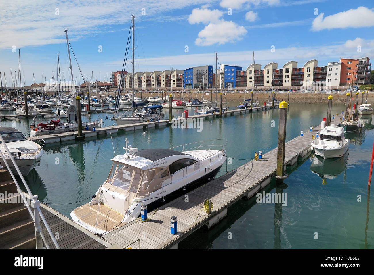 Yachts amarrés dans le port de plaisance de St Helier Jersey Banque D'Images