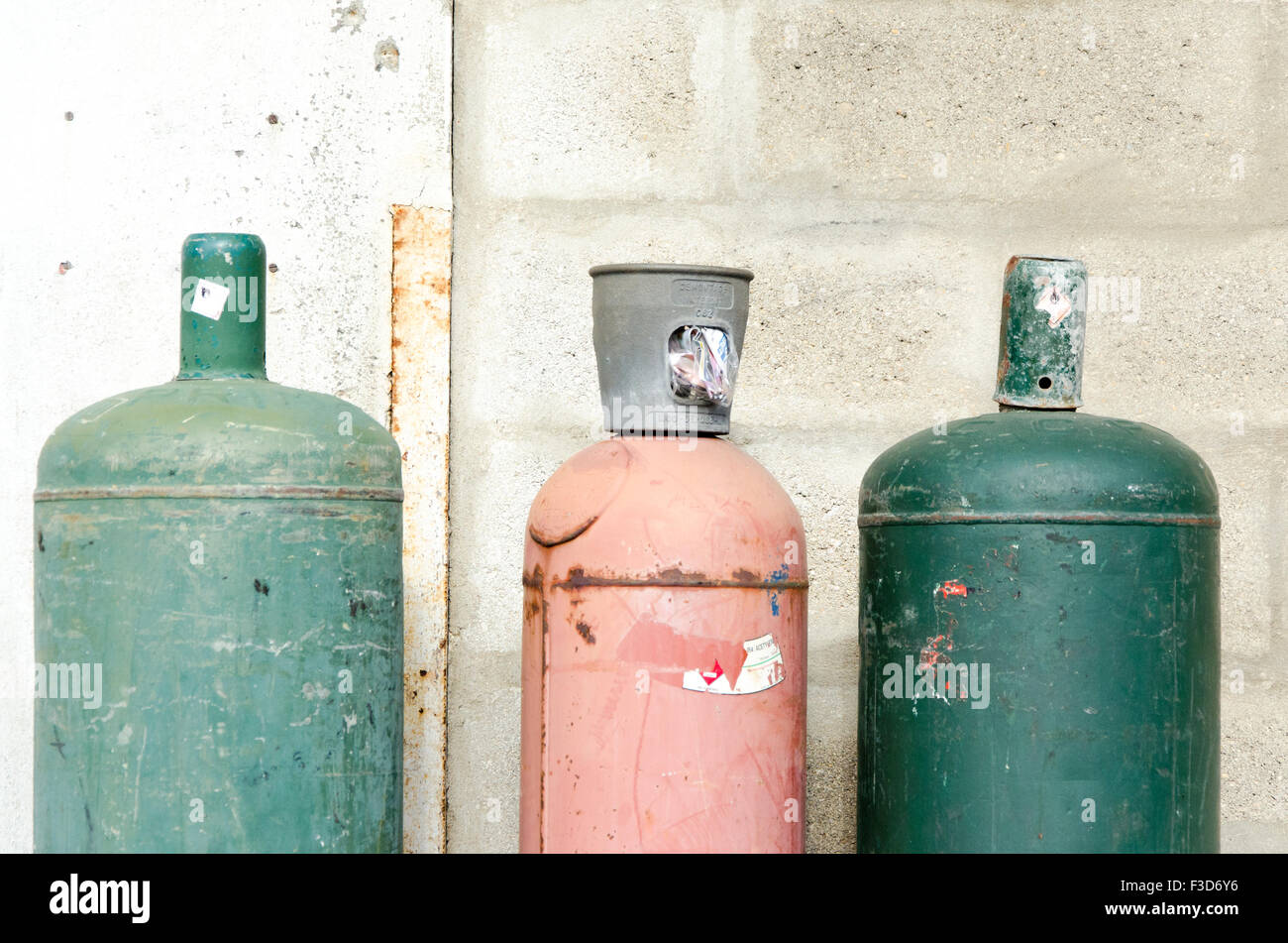 Big couleur les bouteilles de gaz dans la rue, vert, rouge Banque D'Images