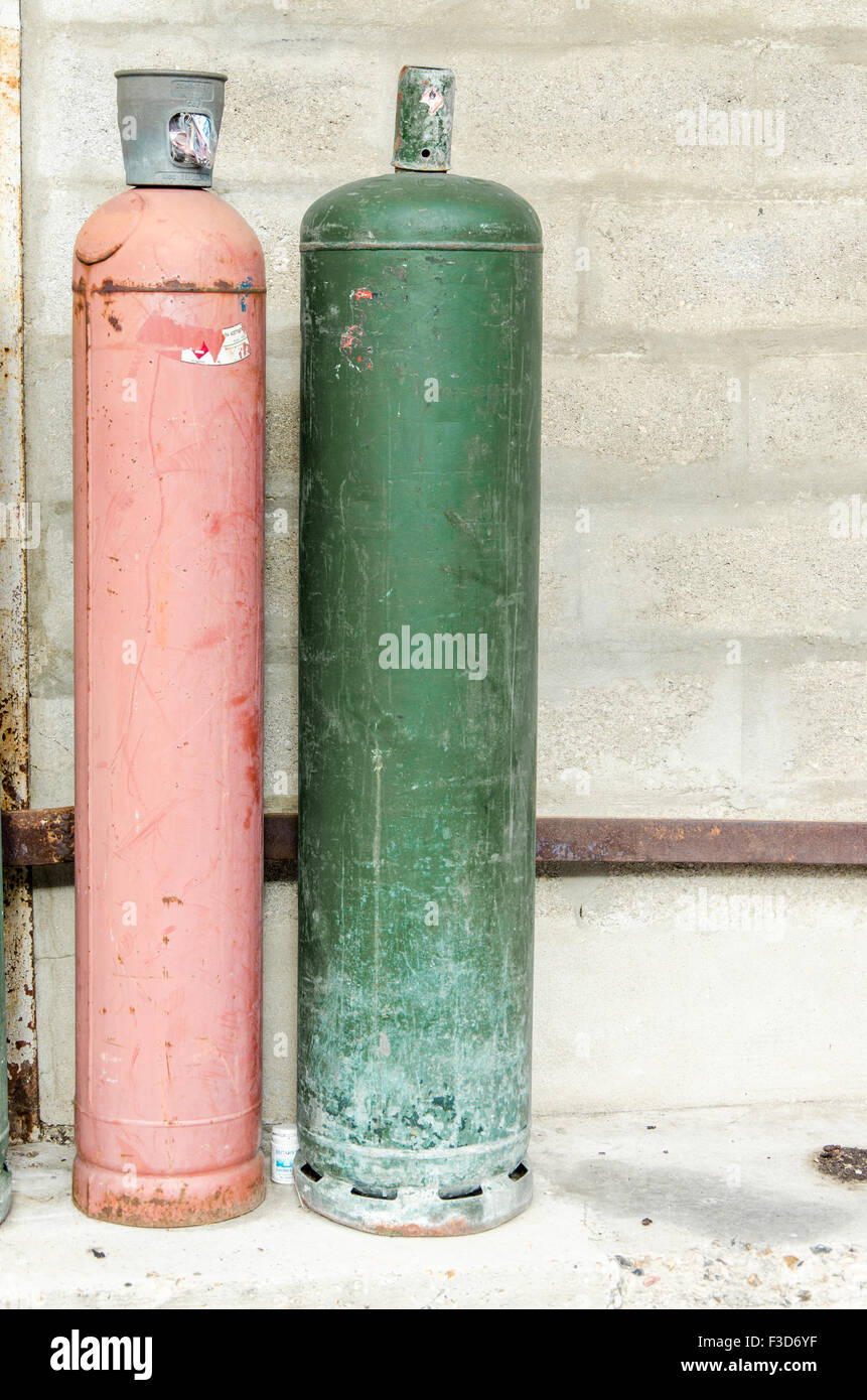 Big couleur les bouteilles de gaz dans la rue, vert, rouge Banque D'Images