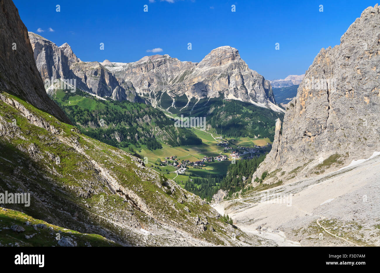 Aperçu de Colfosco village dans la vallée de Badia, fond sur le mont Sassongher Banque D'Images