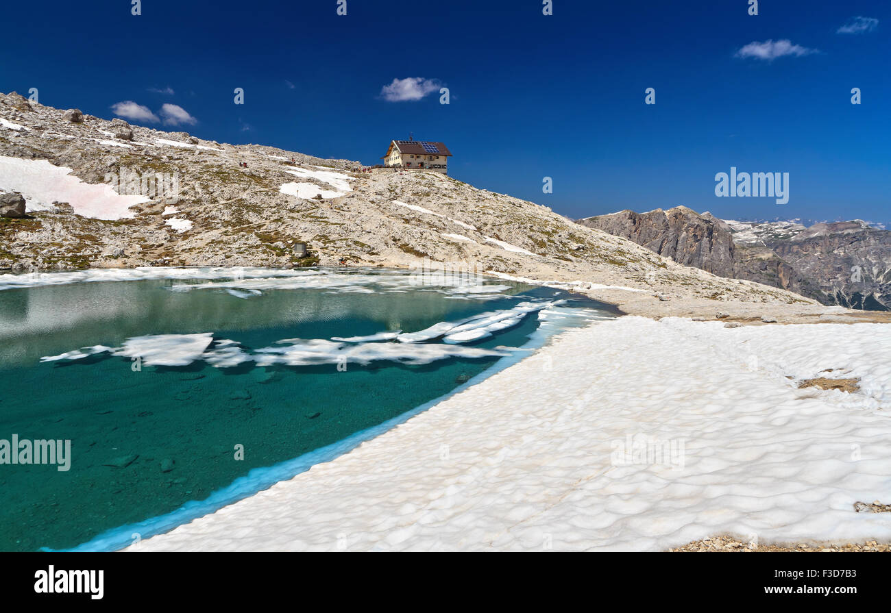 Vue d'été de Pisciadu lac avec une petite hutte de montagne Sella, Alto Adige, Italie Banque D'Images