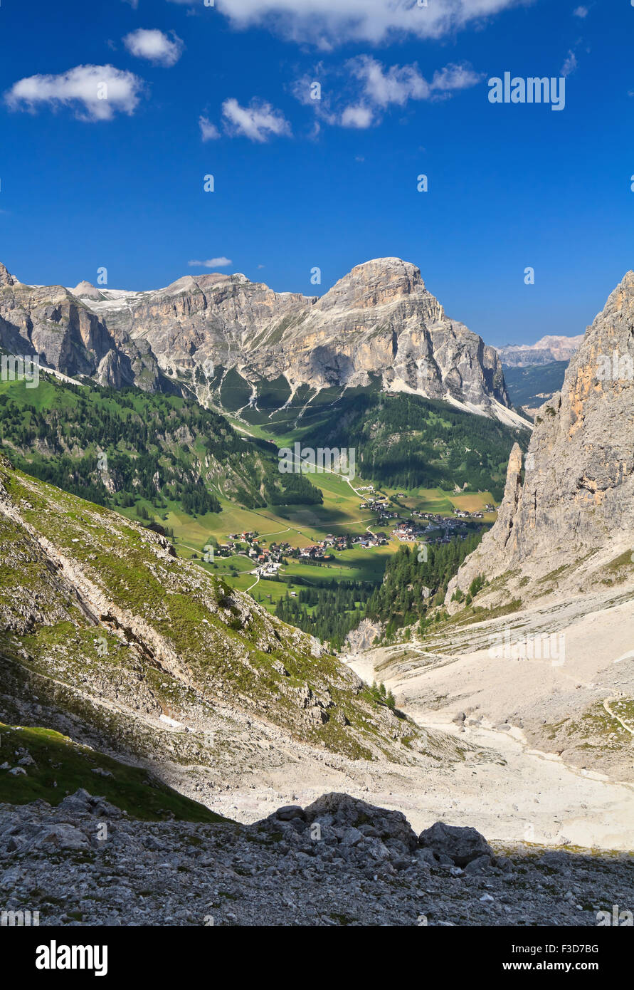 Aperçu de Colfosco village dans la vallée de Badia, fond sur le mont Sassongher Banque D'Images