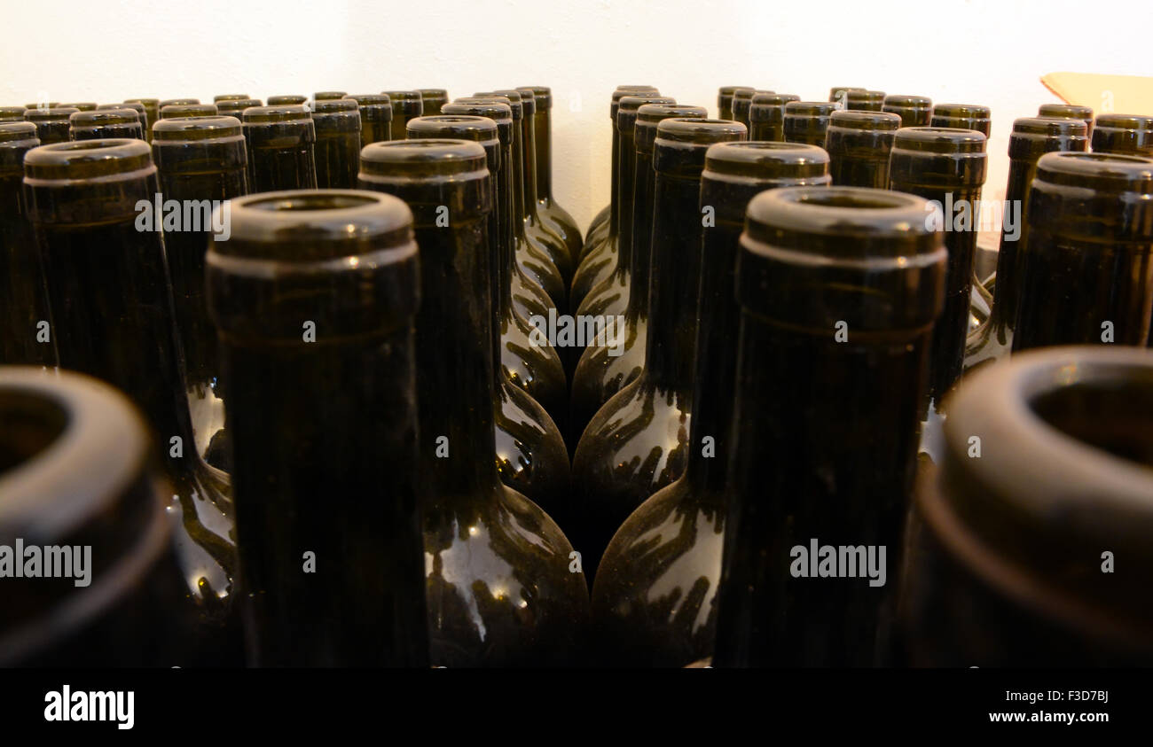 Des bouteilles de vin vides stockées Banque D'Images