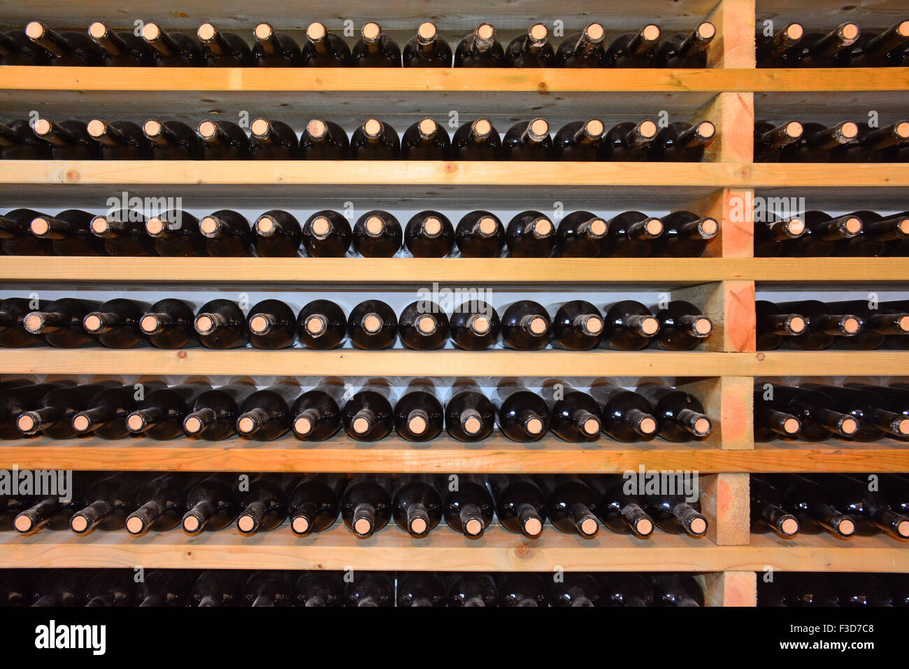 Les bouteilles de vin dans la cave Banque D'Images