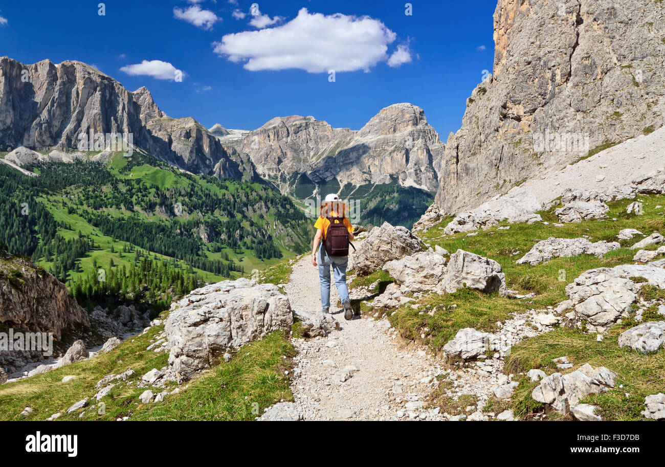 Randonneur sur sentier en montagne Sella, sur fond de Colfosco et Badia, le Tyrol du sud, Italie Banque D'Images