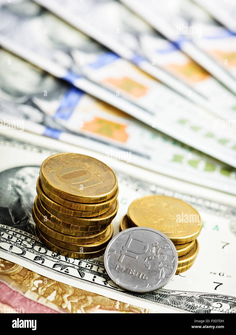 Ruble pièces et billets en euros sur le dollar US background Banque D'Images