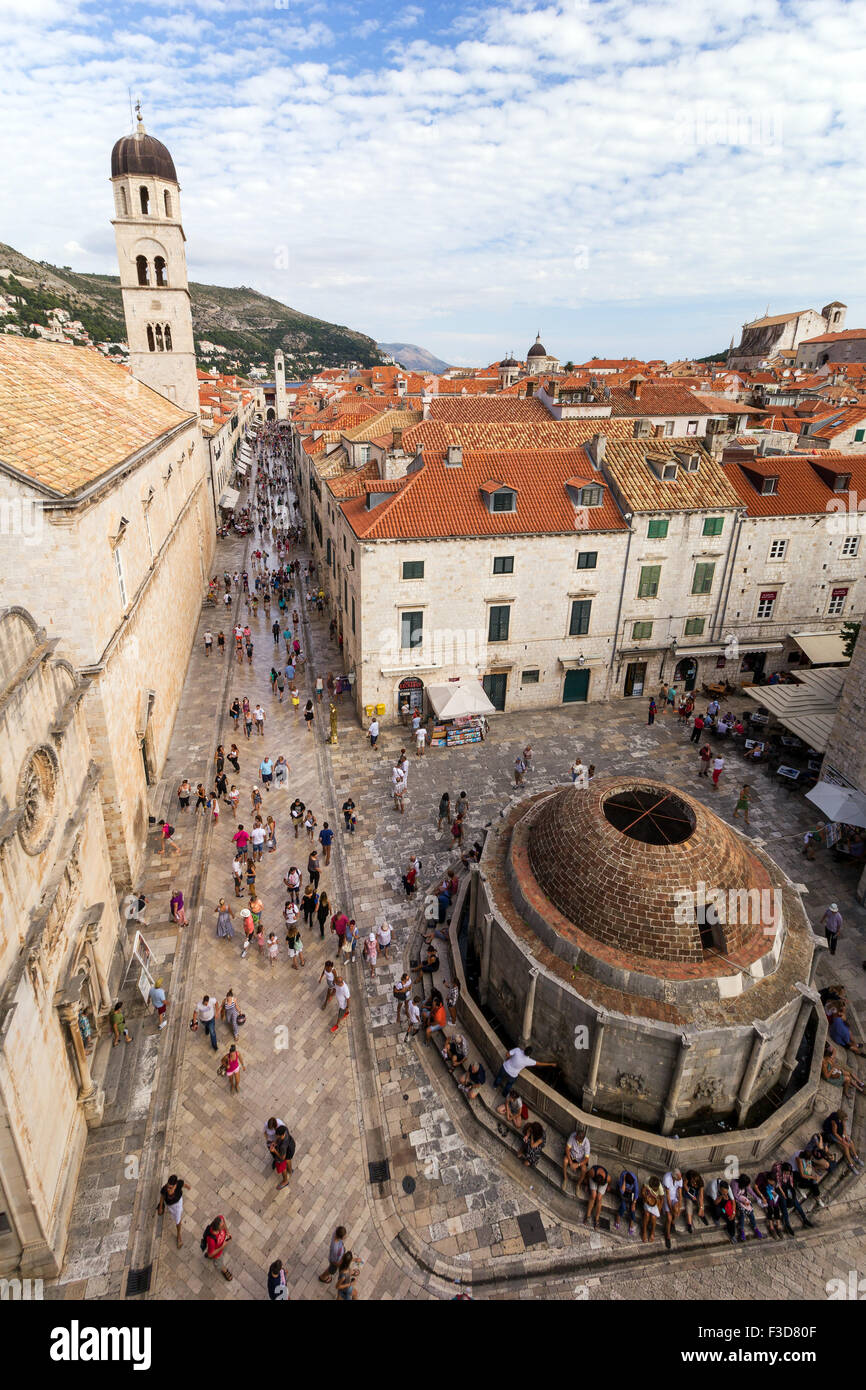 Avis de (ou Stradun Placa) la rue principale et grande fontaine d'Onofrio à la vieille ville de Dubrovnik, Croatie. Banque D'Images