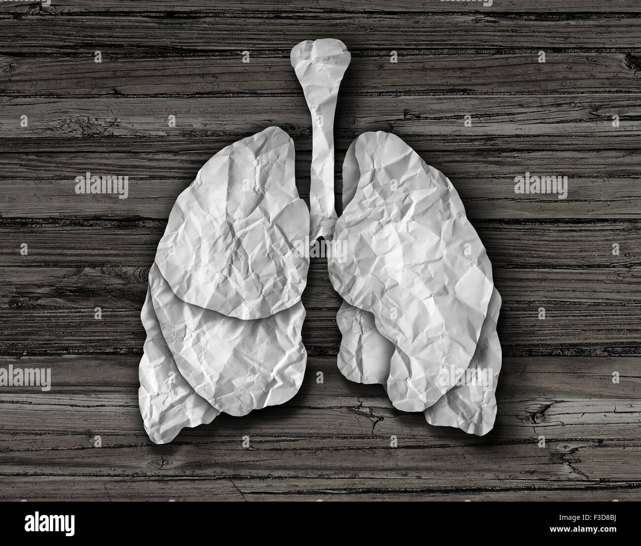 Concept de poumon humain ou des poumons sains fait d'organe de coupe papier blanc froissé sur un fond représentant le vieux bois anatomie du système respiratoire de fournir l'organisme en oxygène. Banque D'Images