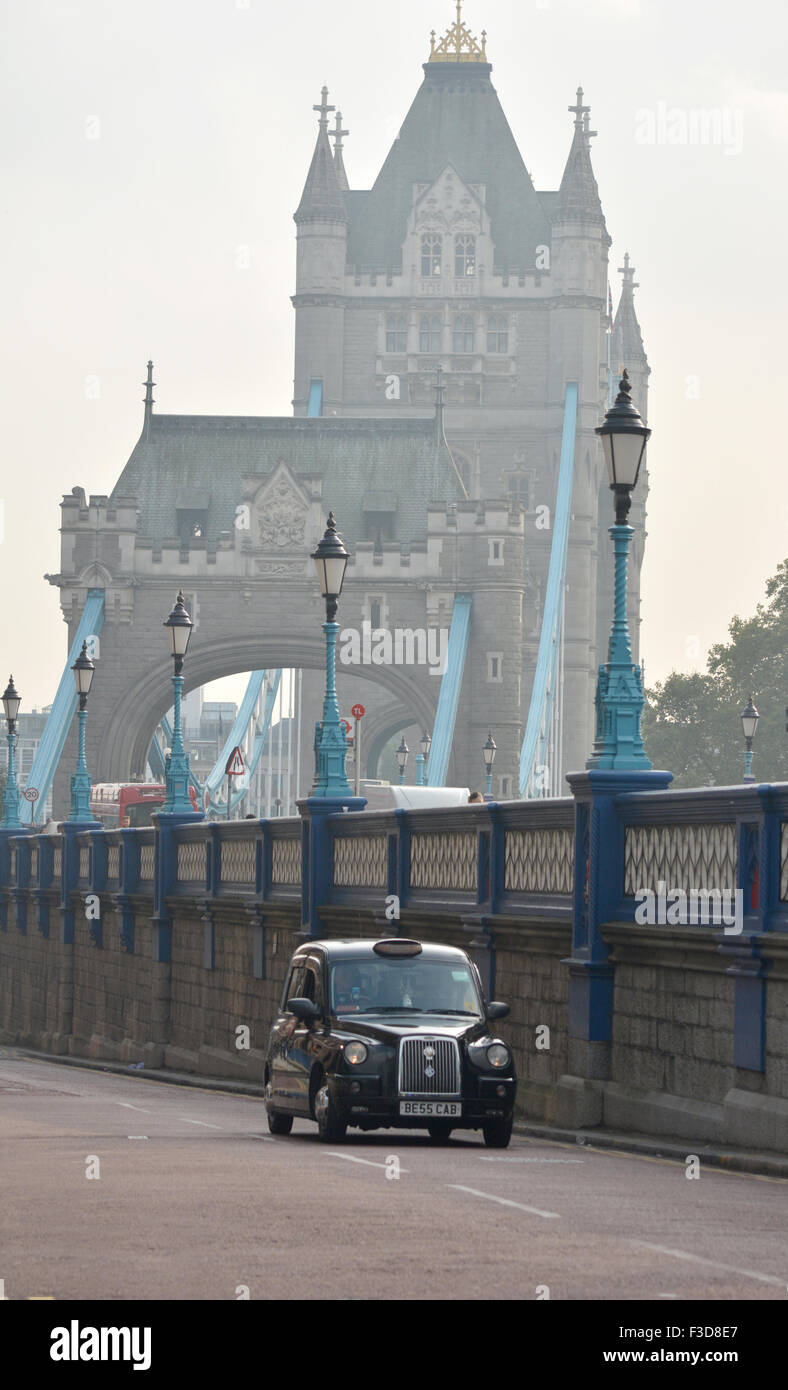 London taxi noir avec le Tower Bridge background Banque D'Images