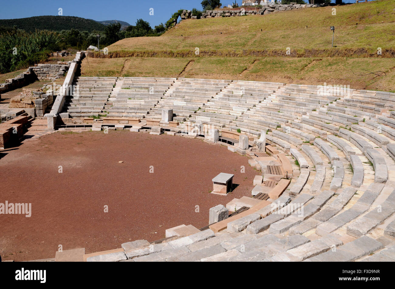 Le théâtre à l'ancienne Messène date du début du troisième siècle avant J.-C.. Les 15 premières rangées de sièges ont été récemment restauré. Banque D'Images