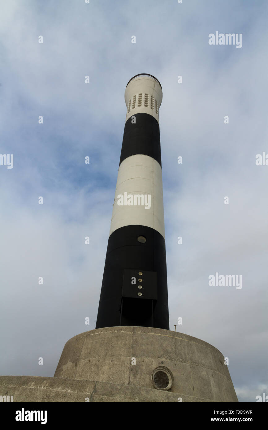 Noir et blanc moderne bagués phare. Nouveau Phare dormeur, Kent, Angleterre, Royaume-Uni. Banque D'Images