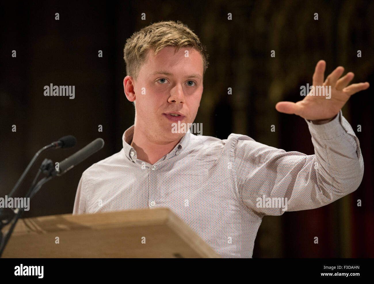 Manchester, UK. 5e octobre 2015. Owen Jones journaliste parle à la poster activité de rassemblement à la Cathédrale de Manchester. Credit : Russell Hart/Alamy Live News. Banque D'Images