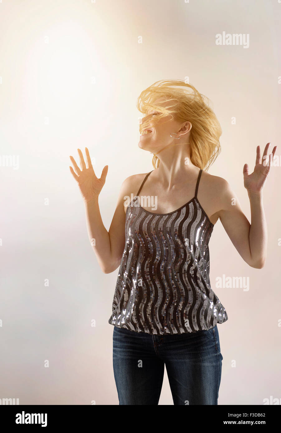 Happy woman dancing in studio Banque D'Images