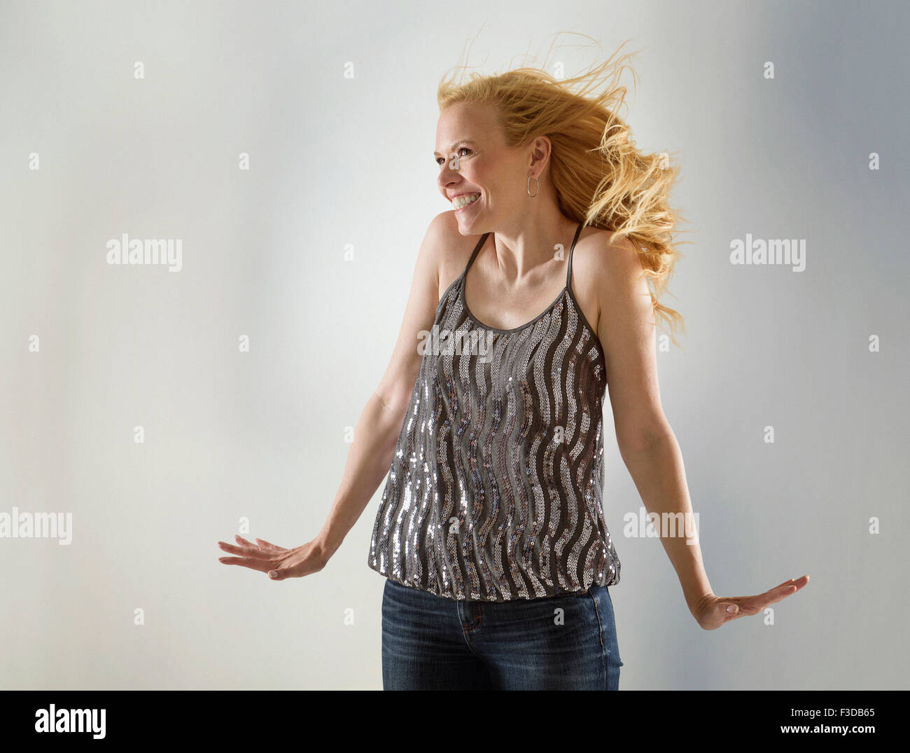 Happy woman dancing in studio Banque D'Images