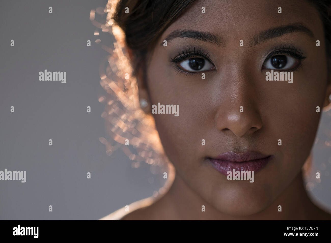 Portrait of young woman in studio Banque D'Images