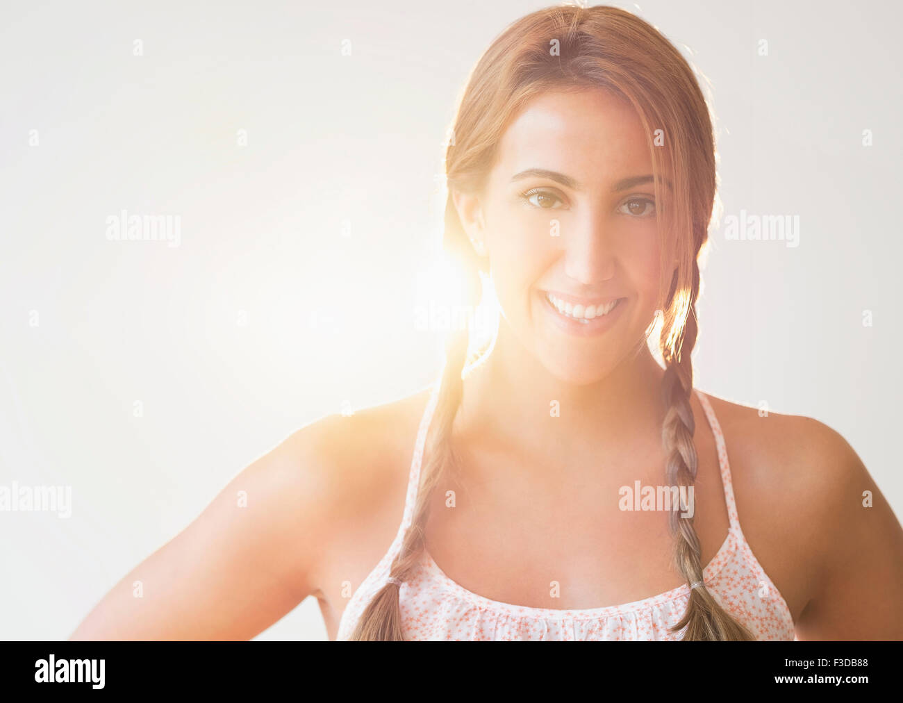 Portrait of young woman in studio Banque D'Images