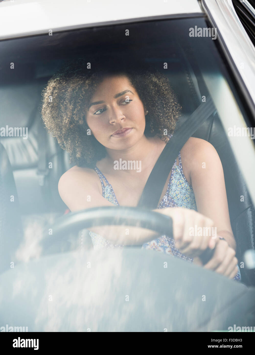 Young woman driving car Banque D'Images
