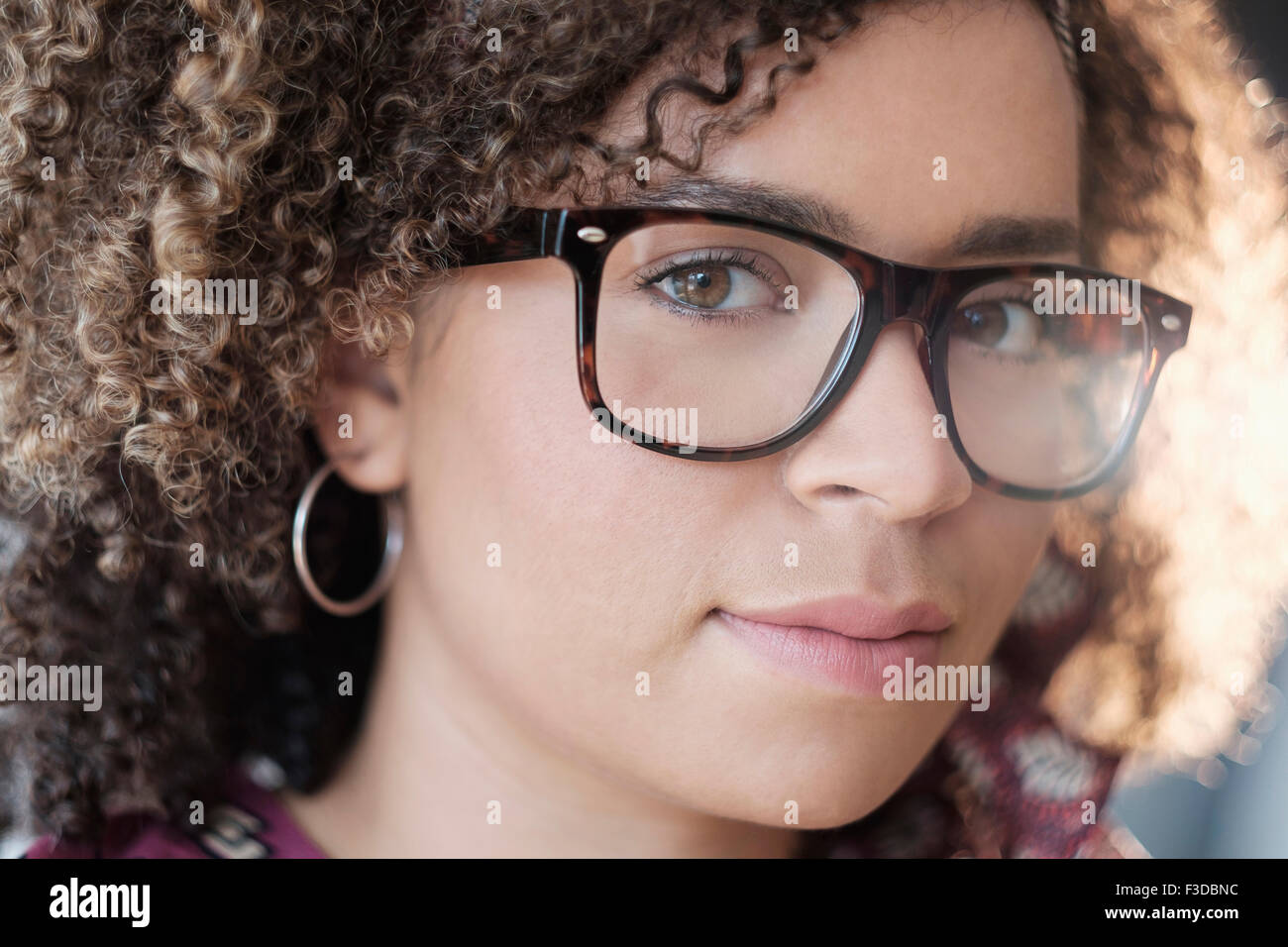 Portrait de femme aux cheveux bouclés Banque D'Images