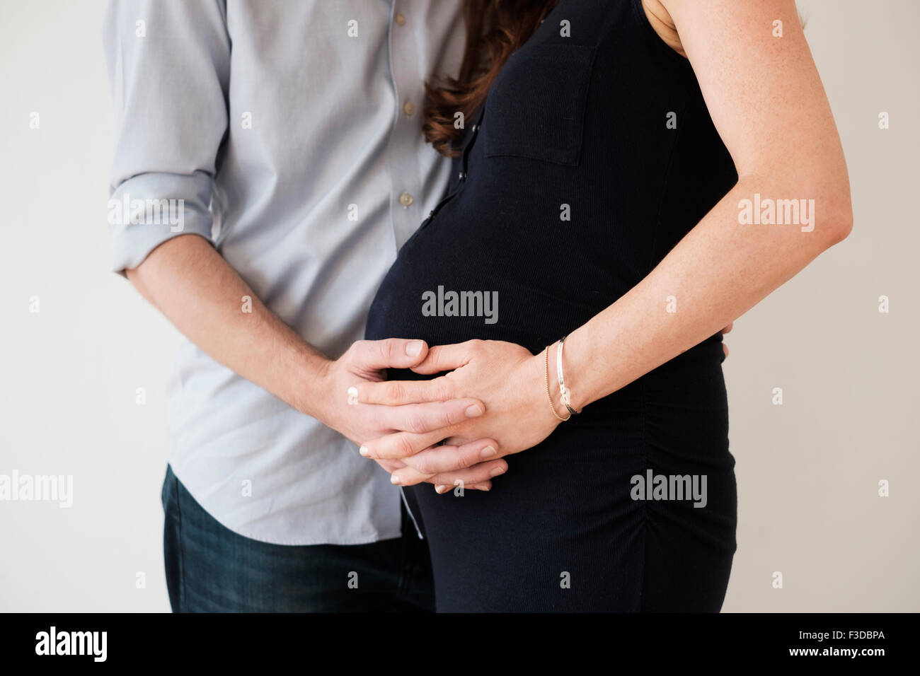 Couple holding hands Banque D'Images