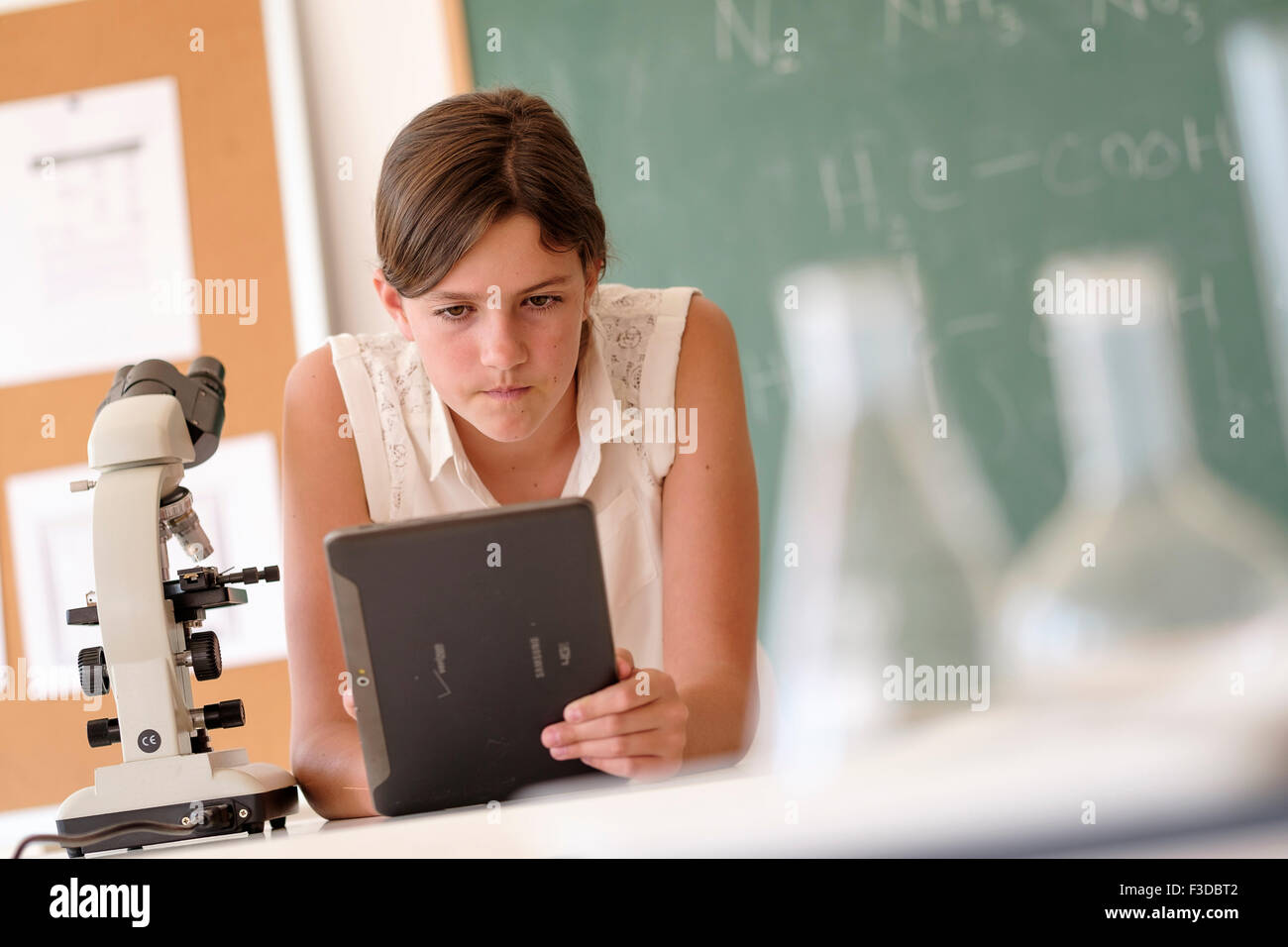 Girl (10-11) using tablet pc in classroom Banque D'Images