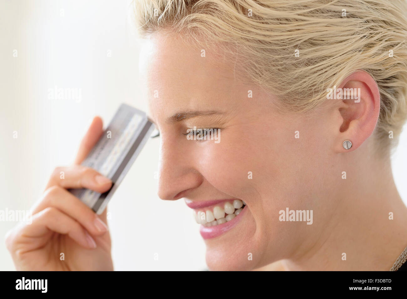 Jeune femme dépenser de l'argent Banque D'Images