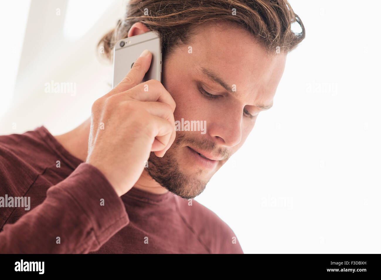 Mid-adult man talking on phone Banque D'Images