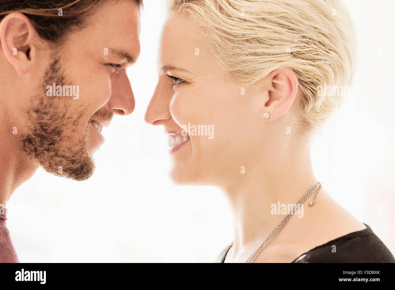 Couple face to face sur fond blanc Banque D'Images