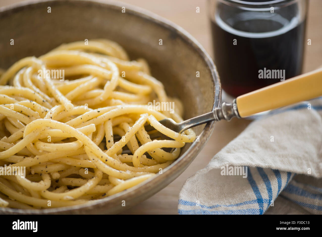 Studio shot of spaghetti alla belrom e pepe Banque D'Images