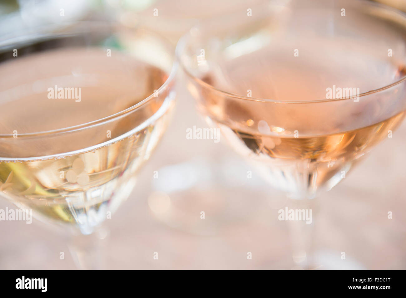 Deux verres à vin blanc Banque D'Images