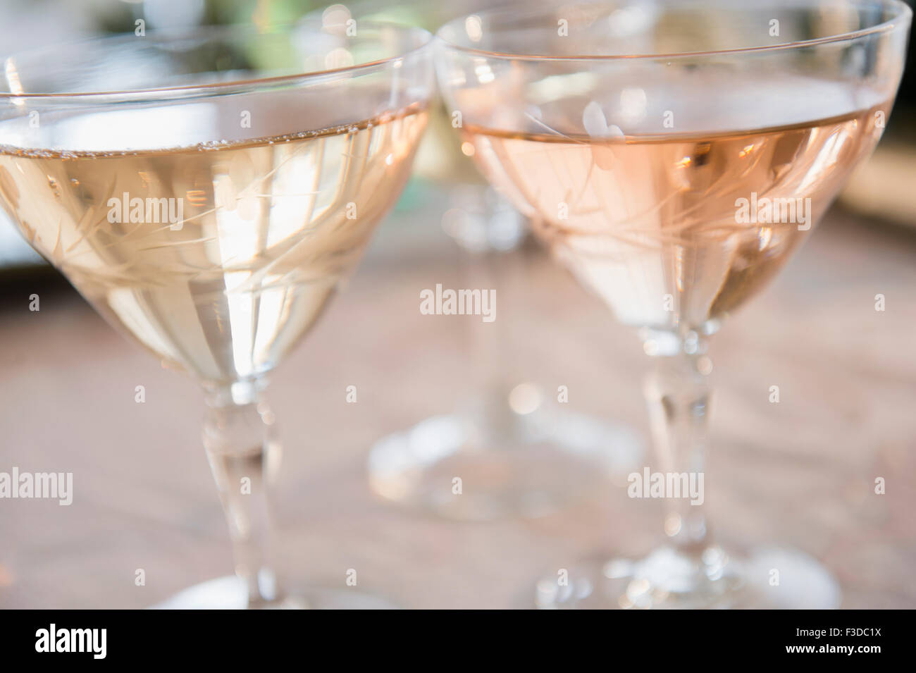 Deux verres à vin blanc Banque D'Images