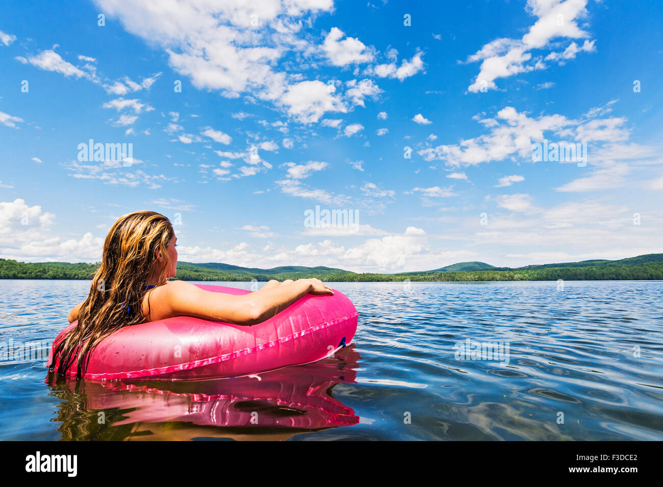 Young woman relaxing on lake in pool raft Banque D'Images