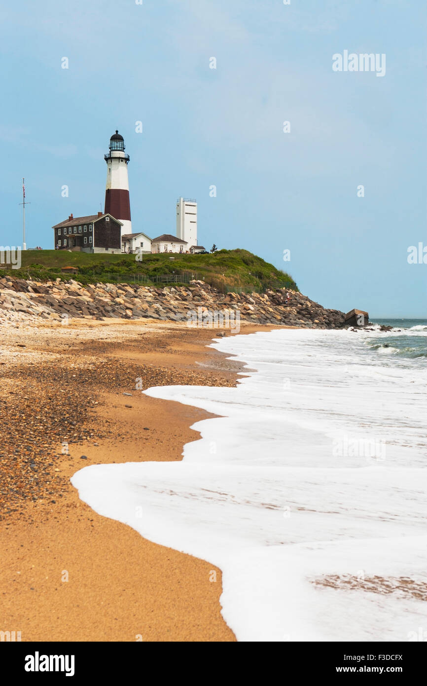 Phare sur falaise au-dessus de la mer Banque D'Images