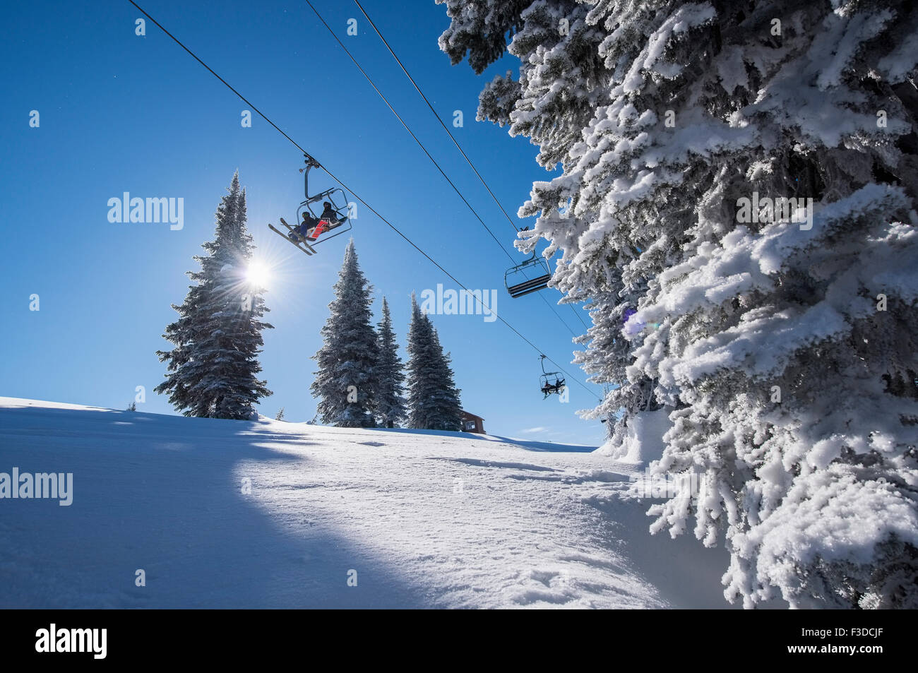 Ascenseur de ski sur piste de ski Banque D'Images