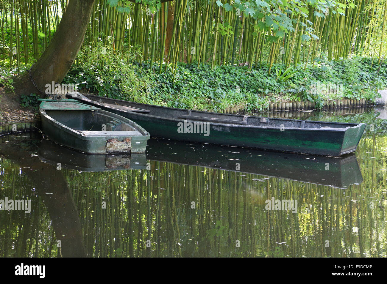 Deux bateaux sur la petite rivière paisible au jardin de Claude Monet à Giverny Paris France Banque D'Images