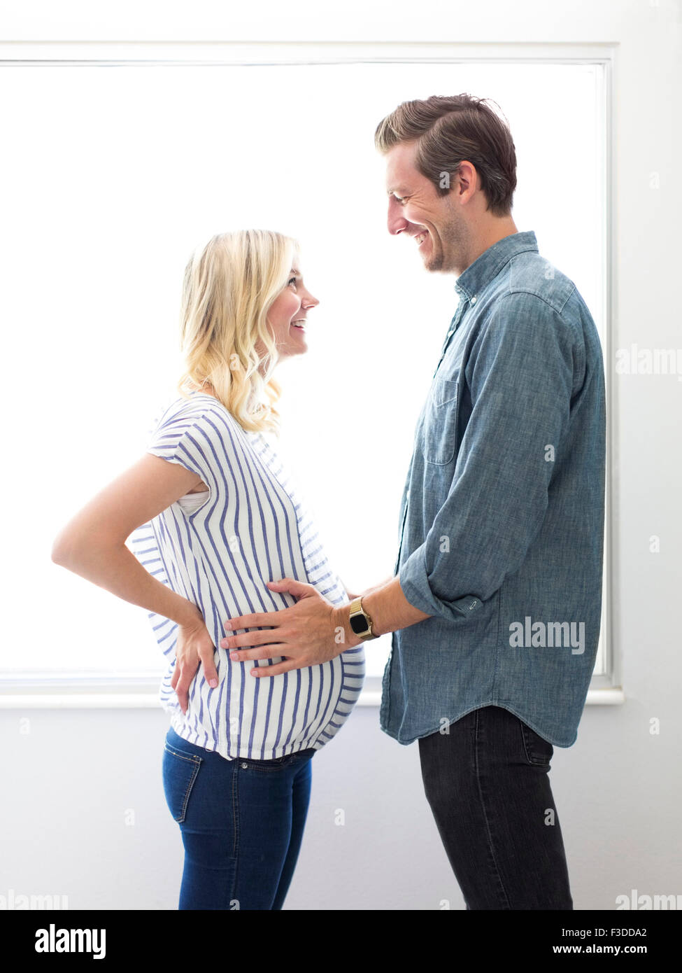 Mari avec femme enceinte Banque D'Images
