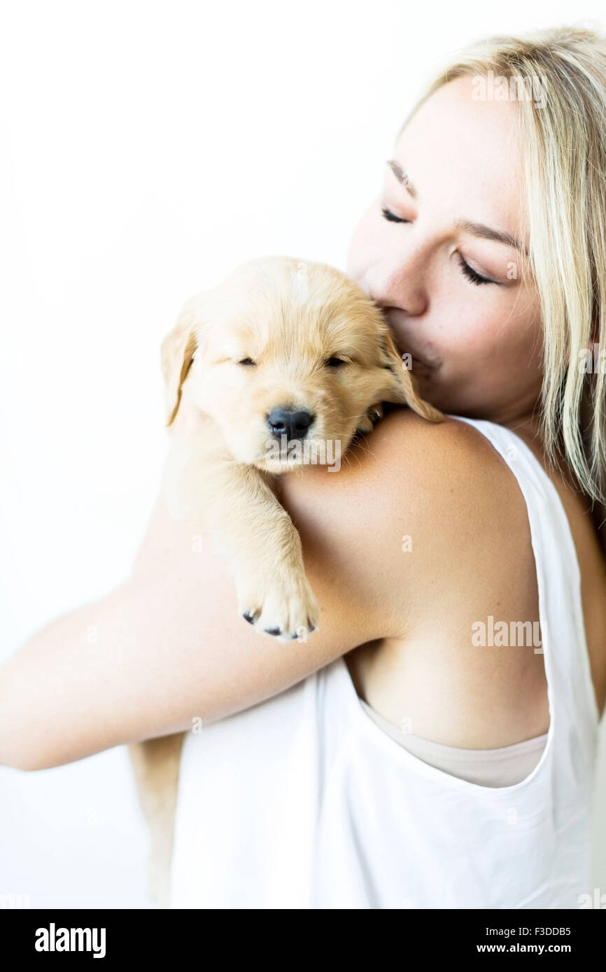 Studio shot of chiot Golden Retriever avec propriétaire Banque D'Images