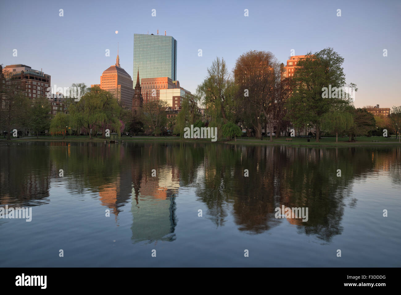 Bâtiments de Copley Square à Boston Public Garden pond Banque D'Images