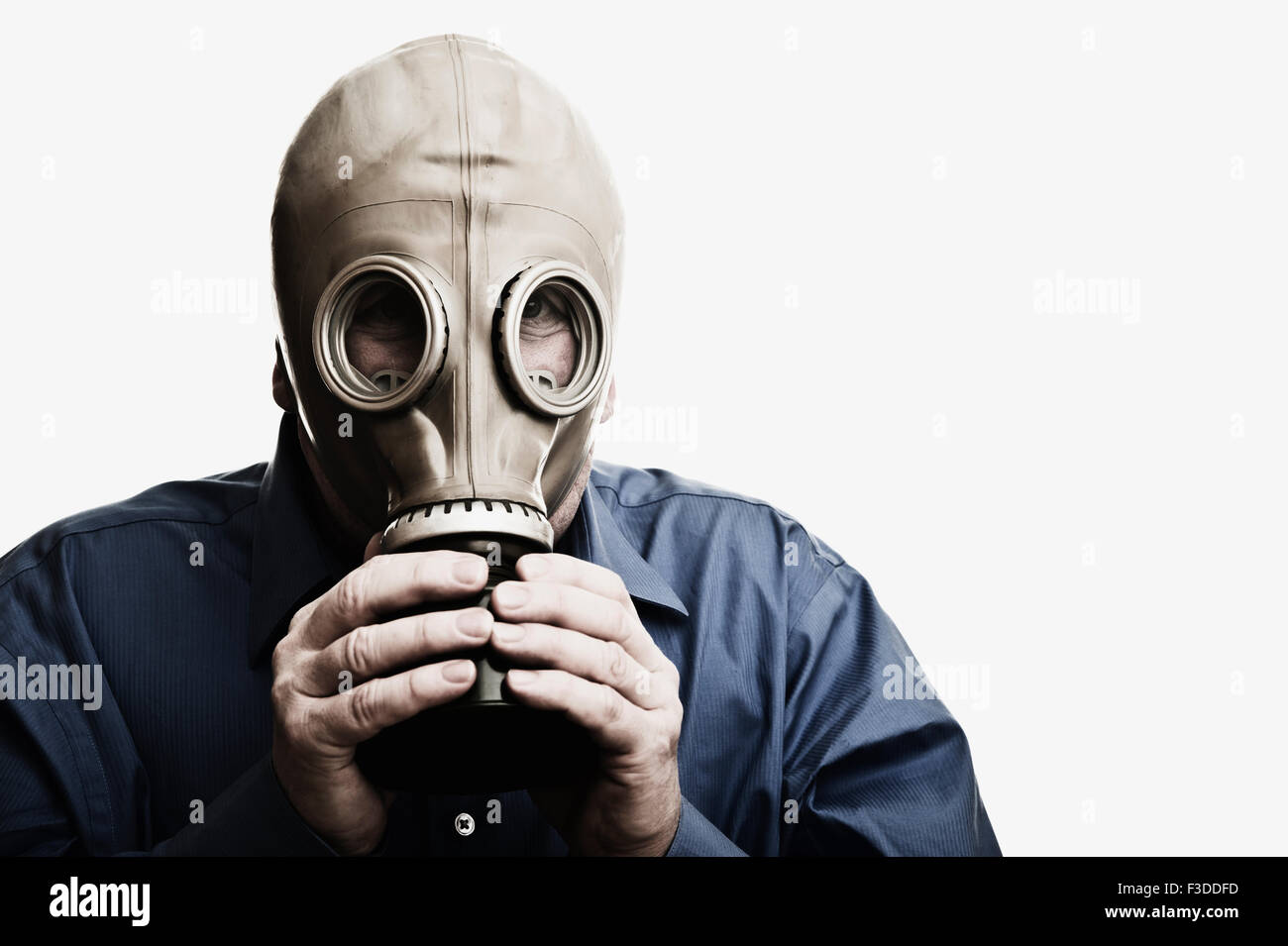 Portrait de l'homme essayant de respirer dans le masque à gaz Banque D'Images
