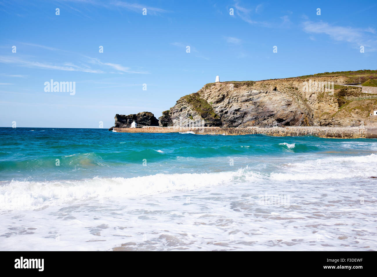 La marée à Portreath beach à Cornwall. Banque D'Images