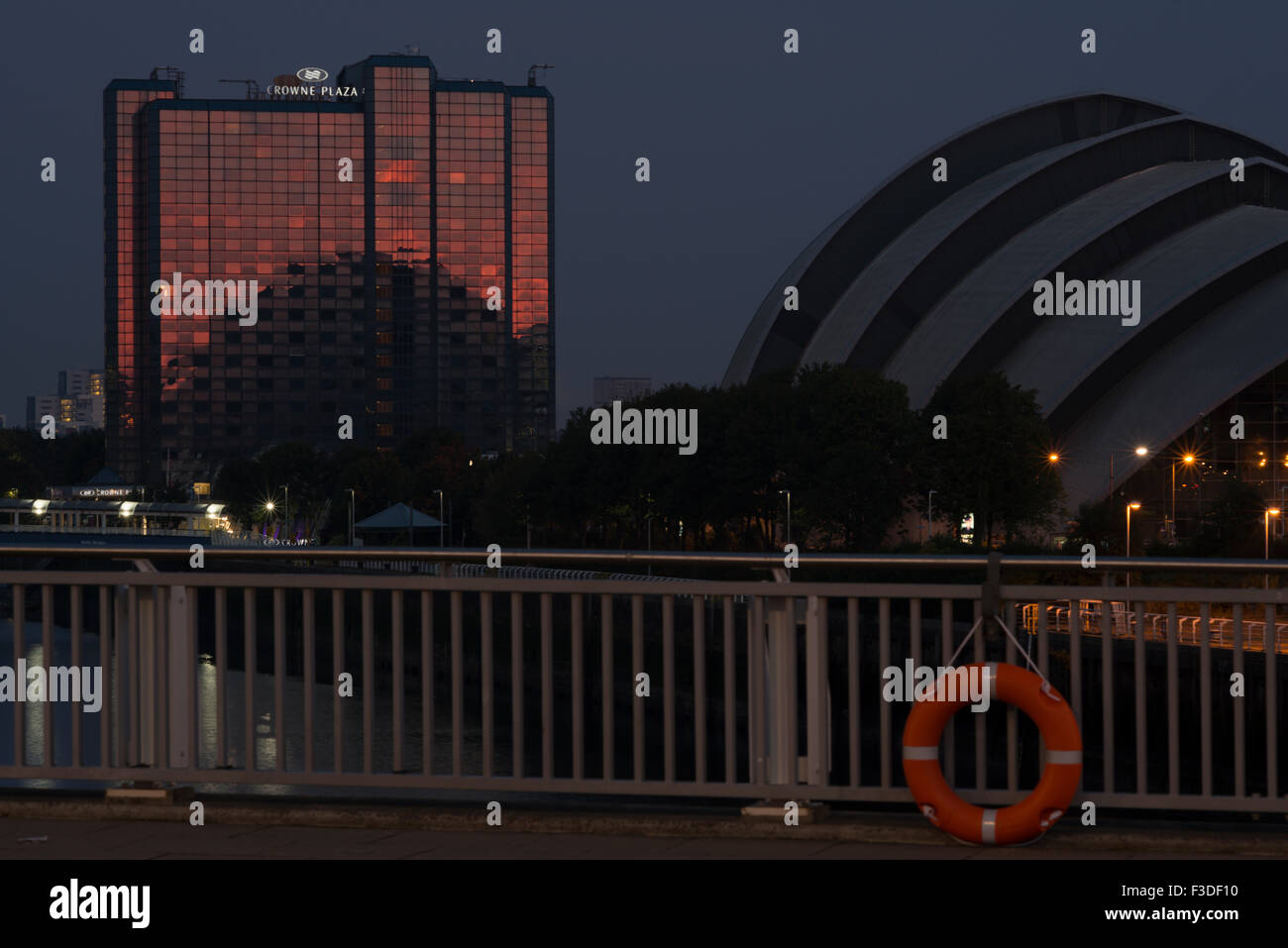 La première lumière réfléchissant sur Crowne Plaza Hotel,Finnieston, Glasgow, Écosse, Royaume-Uni, Banque D'Images