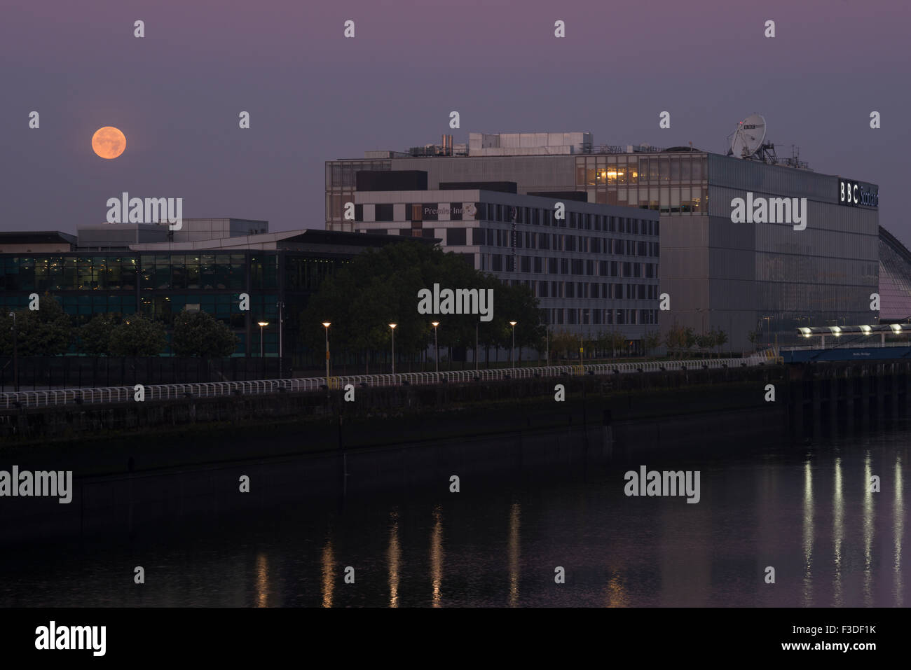 Pleine lune sur la rivière Clyde à Pacific Quay, Glasgow, Écosse, Royaume-Uni, Banque D'Images