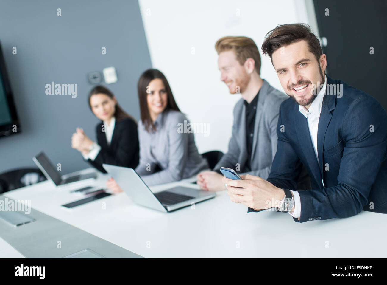 Les jeunes travaillant dans le bureau Banque D'Images