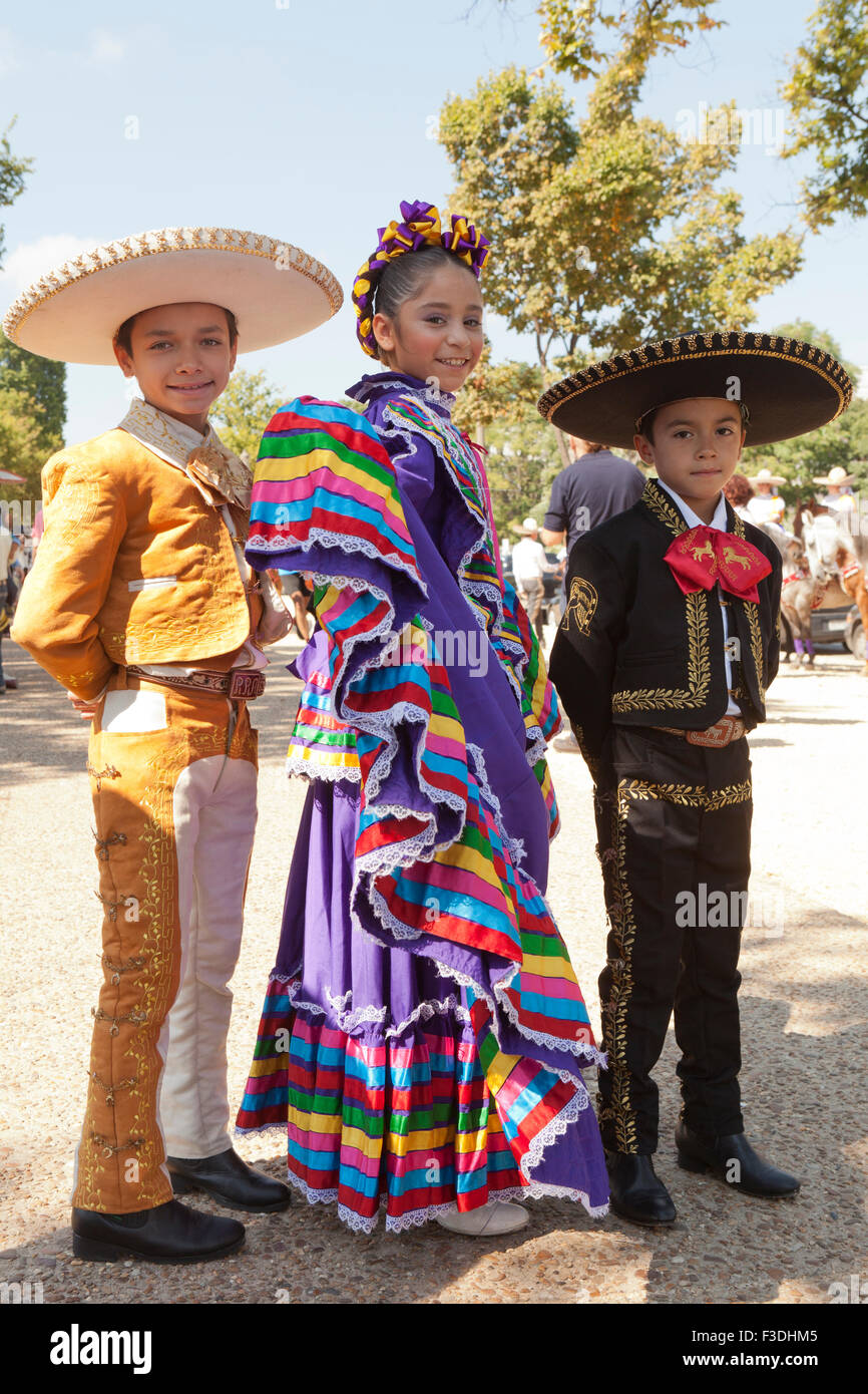 Les enfants mexicains hat danseurs en costume traditionnel - USA Banque D'Images