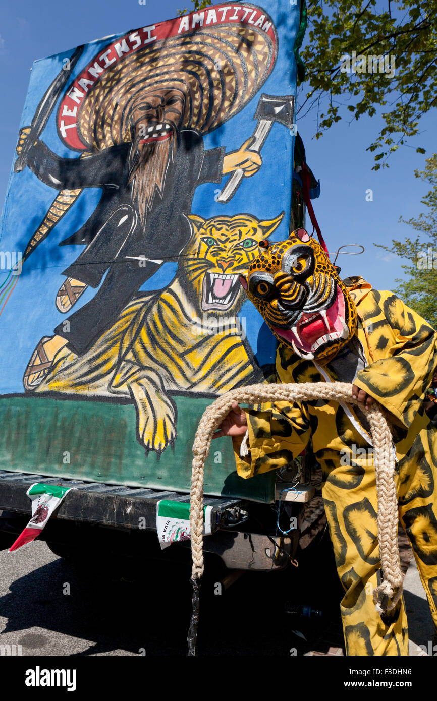 Danza de los Tecuanes performer en costume de tigre pendant 2015 Latino Festival National - Washington, DC USA Banque D'Images