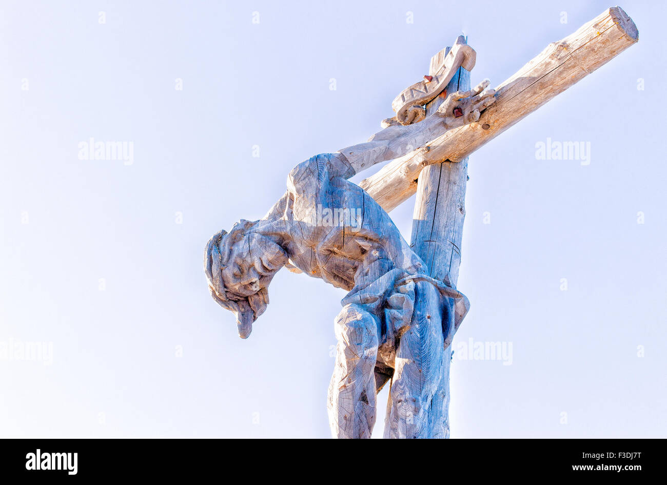 Bois sculpté une statue de la Crucifixion de Jésus Christ sur le dessus des dolomites alpes Banque D'Images