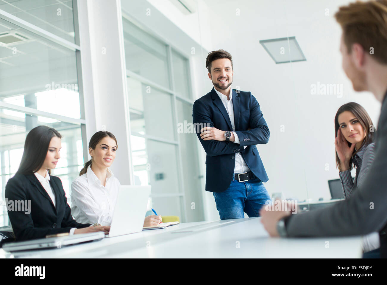 Les jeunes travaillant dans le bureau Banque D'Images