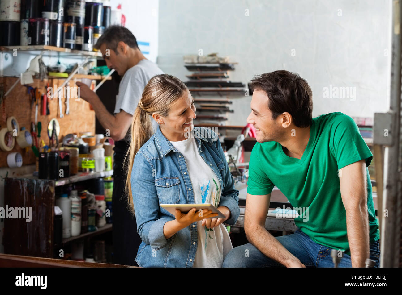 Worker holding digital tablet while looking at superviseur Banque D'Images